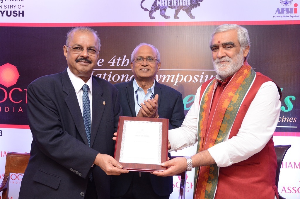 Dr. Muhammed Majeed, Founder & Chairman, Sami-Sabinsa Group receives the Shield of Honour